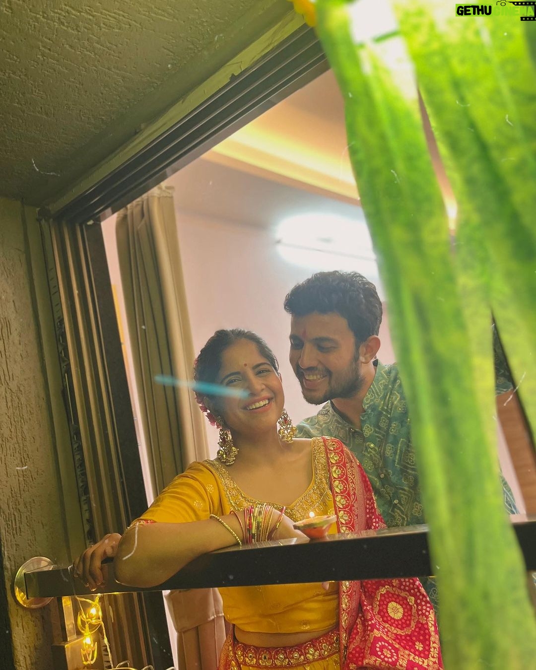 Amruta Deshmukh - 91.8K Likes - तुम्हाला व तुमच्या परिवाराला दिवाळीच्या हार्दिक शुभेच्छा ! 🪔🎊🪔🎊
.
Amruta’s outfit: @kajreeretail
Prasad’s outfit: @suvidhafashion
Clicked by: our dearest @tanmay_jangam 🕺🏼