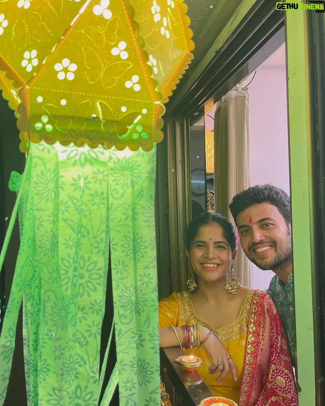 Amruta Deshmukh - 91.8K Likes - तुम्हाला व तुमच्या परिवाराला दिवाळीच्या हार्दिक शुभेच्छा ! 🪔🎊🪔🎊
.
Amruta’s outfit: @kajreeretail
Prasad’s outfit: @suvidhafashion
Clicked by: our dearest @tanmay_jangam 🕺🏼
