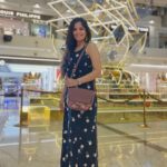 Amruta Deshmukh Instagram - Sukoon when you can carry a petite sling bag ! 👜 Thank you @zoukonline ♥️ (And he has to carry a backpack 🎒😛) Mumbai, Maharashtra