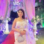 Anahita Bhooshan Instagram – उसके चेहरे की चमक के आगे सादा लगा,
आसमाँ में चाँद पूरा था मगर आधा लगा।🌙
.
Styled by- @styling.your.soul 
Saree- @muksweta 
Jewellery- @fashionjewellery_21