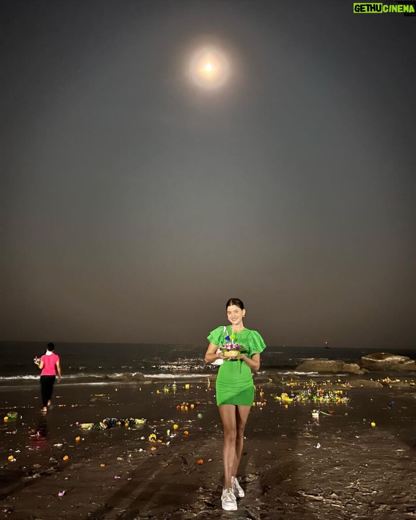 Anahita Bhooshan Instagram - Celebrated Loi Krathong a Thai festival with my “reel” fam who are no less than a “real” one now. 🪔 ชายหาดหัวหิน "huahin Beach" - ประจวบคีรีขันธ์