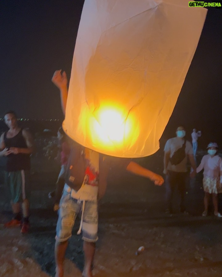 Anahita Bhooshan Instagram - Celebrated Loi Krathong a Thai festival with my “reel” fam who are no less than a “real” one now. 🪔 ชายหาดหัวหิน "huahin Beach" - ประจวบคีรีขันธ์