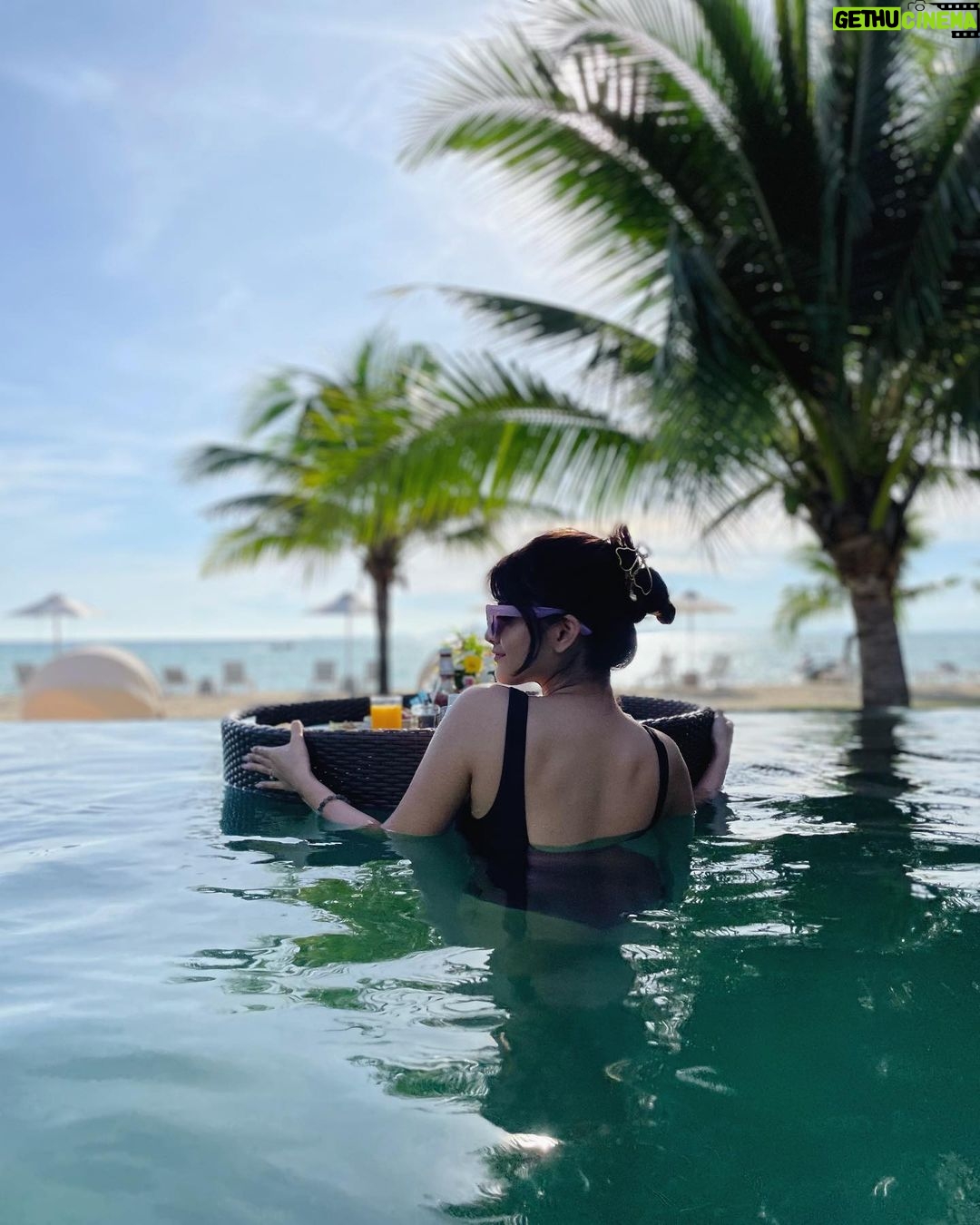 Anahita Bhooshan Instagram - Couldn’t have gotten better, Both the view and the floating breakfast 🍳 . Thank you @saii.phiphiislandvillage for arranging this and making my day ❤️ . #travel #traveler #travelgram #travelphotography #thailand🇹🇭 #phiphiisland #saiiphiphiislandvillage SAii Phi Phi Island Village