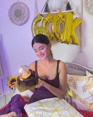 Anahita Bhooshan Instagram - Happy to reach 600k ❤️
It has been a roller coaster ride. Thank you for always… always supporting me. Forever grateful for y’all ❤️❤️
.
Thankyou @varshaadangi @agamyashukla for this cute surprise ❤️❤️