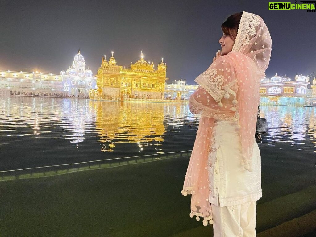 Anahita Bhooshan Instagram - Mann niva matt unchi 🙏🏻 . #goldentemple ✨ Golden Temple