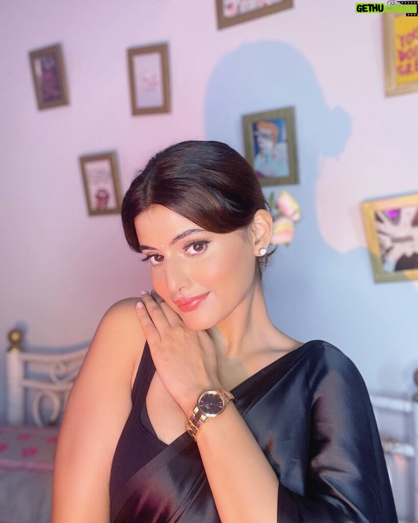 Anahita Bhooshan Instagram - Diwali came in early with @danielwellington ✨ Paired my traditional outwit with the Iconic Link watch from their collection. Shop from the website and get up to 15% off, additional use my code ANAHITADW15 to get 15% more #Danielwellington #DWali #Collaboration
