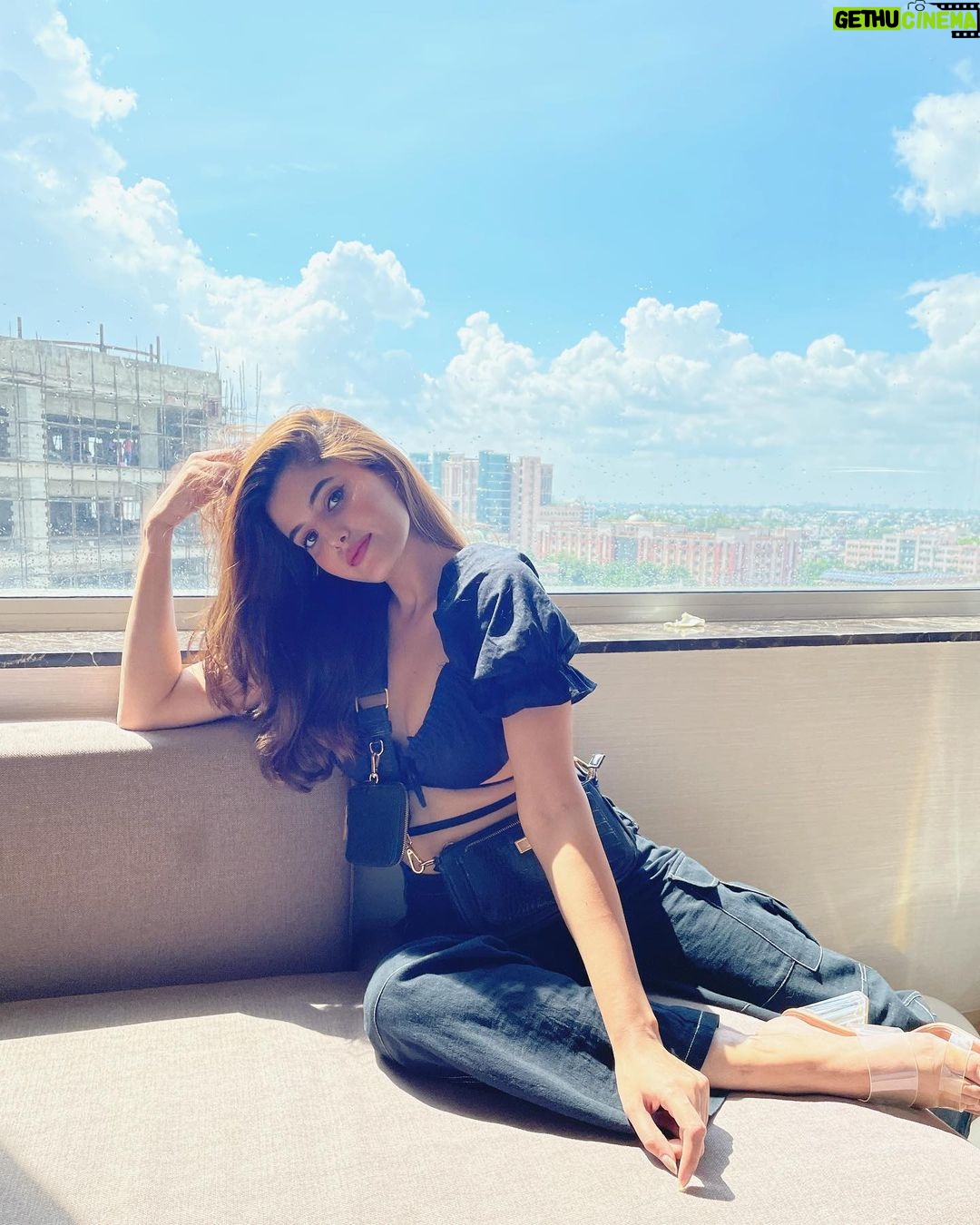 Anahita Bhooshan Instagram - Daydreaming 🌈