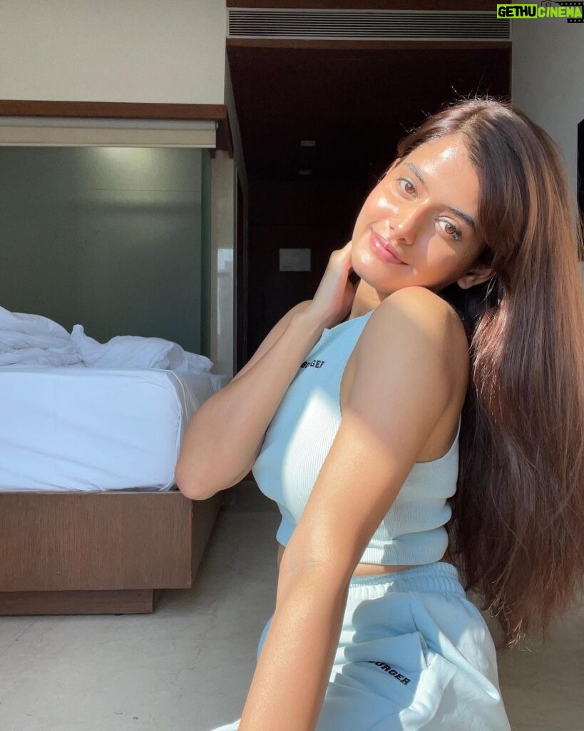 Anahita Bhooshan Instagram - Flipping my hair like ⬆️ #nomakeup