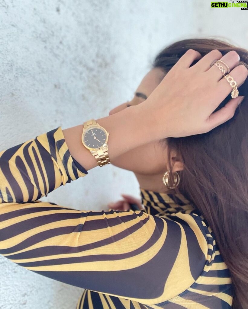 Anahita Bhooshan Instagram - Favourite time of the year is here ✨ dressing up and showing up, wearing the Iconic Amber from @danielwellington. You can get yours too with my code ANAHITADW15 at 15 % off ❤️ shop now and make it an early Christmas present 🎁 #danielwellington #collaboration