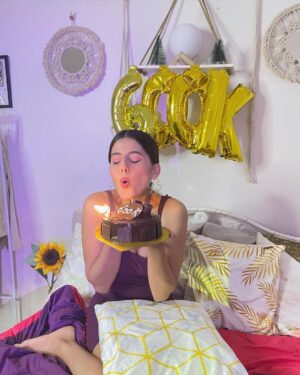 Anahita Bhooshan Instagram - Happy to reach 600k ❤️
It has been a roller coaster ride. Thank you for always… always supporting me. Forever grateful for y’all ❤️❤️
.
Thankyou @varshaadangi @agamyashukla for this cute surprise ❤️❤️