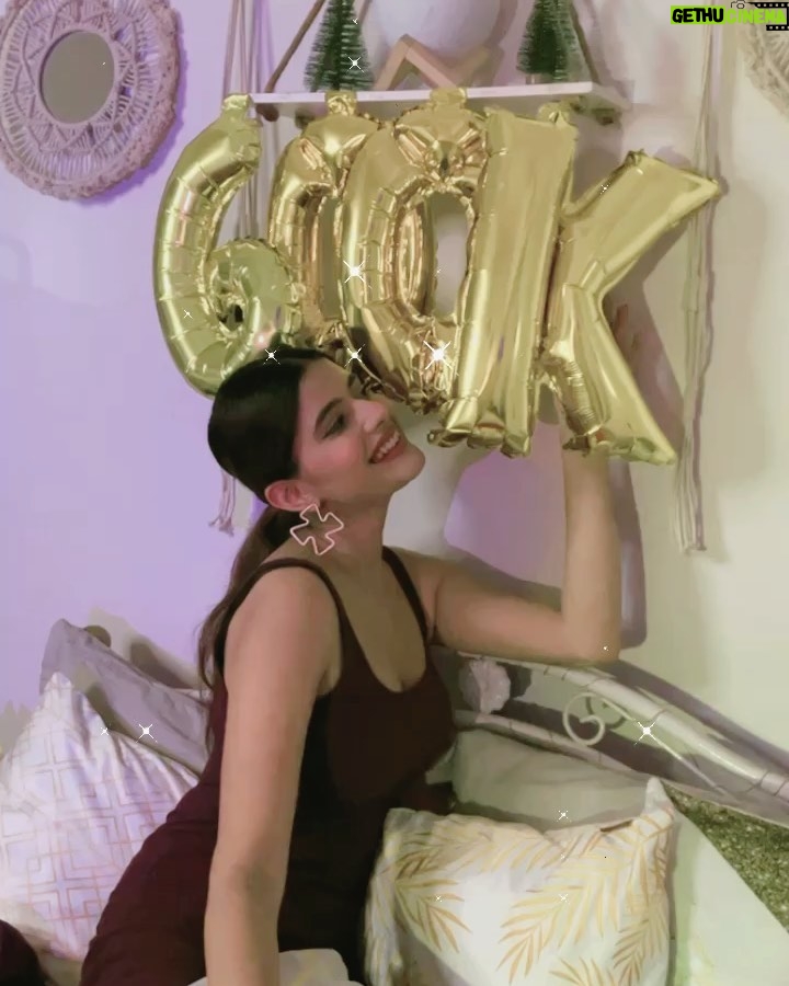 Anahita Bhooshan Instagram - Happy to reach 600k ❤️ It has been a roller coaster ride. Thank you for always… always supporting me. Forever grateful for y’all ❤️❤️ . Thankyou @varshaadangi @agamyashukla for this cute surprise ❤️❤️