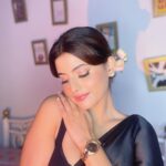 Anahita Bhooshan Instagram - Diwali came in early with @danielwellington ✨ Paired my traditional outwit with the Iconic Link watch from their collection. Shop from the website and get up to 15% off, additional use my code ANAHITADW15 to get 15% more #Danielwellington #DWali #Collaboration