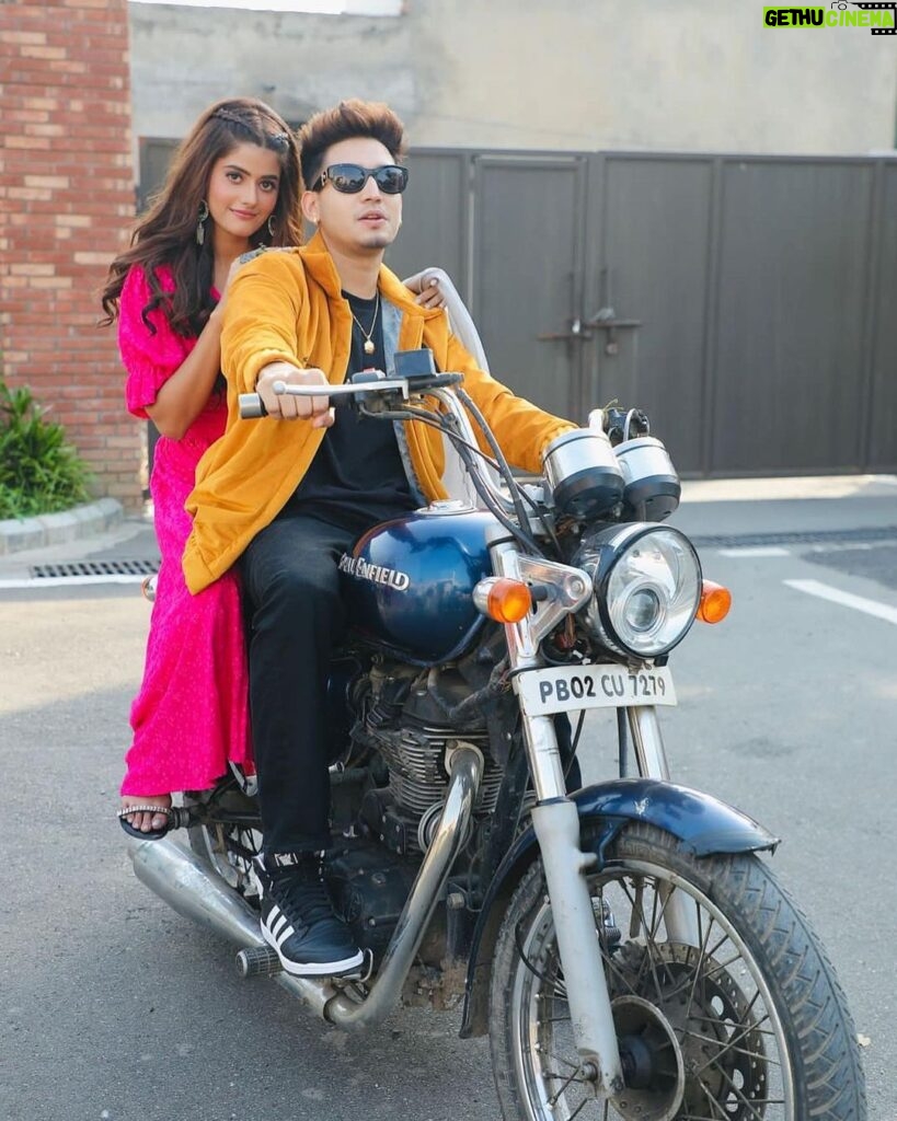 Anahita Bhooshan Instagram - BTS from #gede ❤️ The song is trending on YouTube at #14 Fun Fact- I hateeeee bike rides.