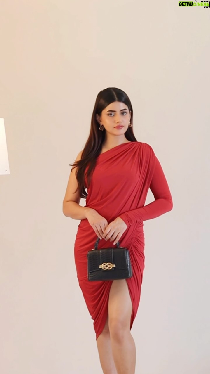 Anahita Bhooshan - 48.2K Likes - Christmas Party Outfit Inspo ♥️
Which one would you choose ?
.
.
.
.
.
#reels #ootd #outfitinspiration #christmas #christmasoutfit #dress