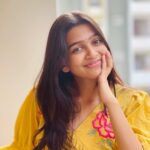 Ananthika Sanilkumar Instagram - Sumaru taralanni nela rali ninnu choosi ✨💕