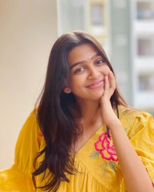 Ananthika Sanilkumar Instagram - Sumaru taralanni nela rali ninnu choosi ✨💕