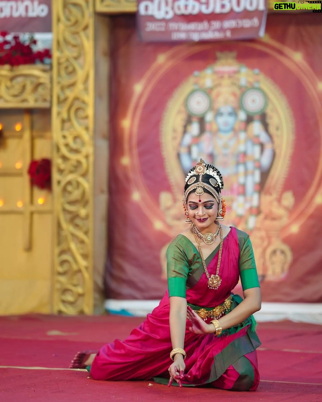 Ananthika Sanilkumar Instagram - It was a delight to perform "sreeramakadha" in front of Triprayar Thevar 🙏🏻❤️ #triprayarekadeshi #sreeramatemple @athul_whiteramp 📸 Thriprayar Sreerama Temple