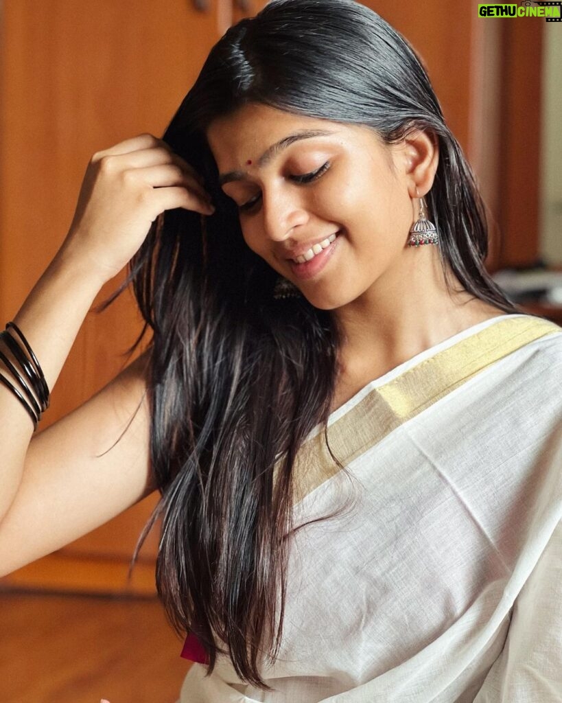 Ananthika Sanilkumar Instagram - Happyyy Vishu :))