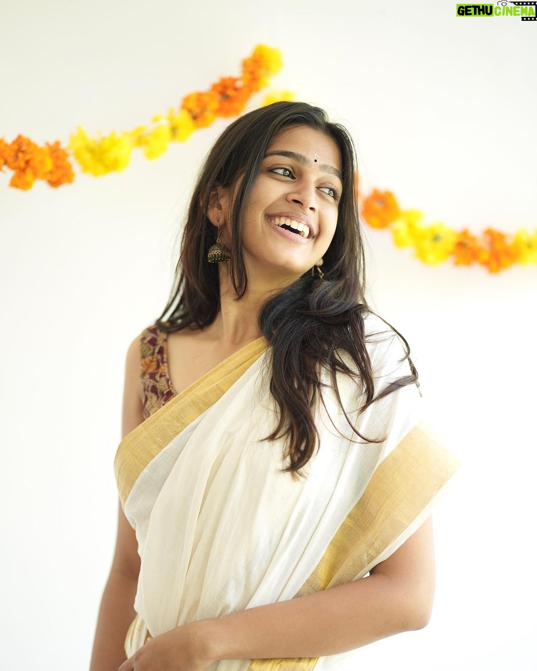 Ananthika Sanilkumar Instagram - Wishing everyone a joyful and prosperous Onam ! ❤️🌼🤍