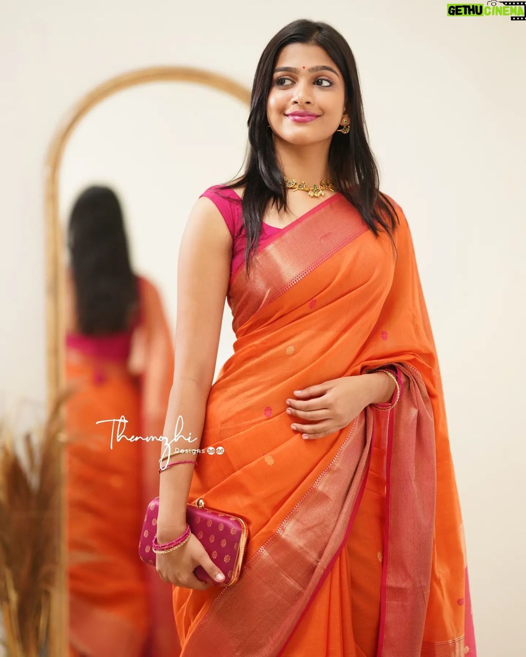 Ananthika Sanilkumar Instagram - 🧡✨ Beautiful saree from : @thenmozhidesigns Jewellery : @kanakadhara_jewellery Clutch : @bysrirang Makeup and Draping : @priyaprabu_artistry Pc : @p2click.in