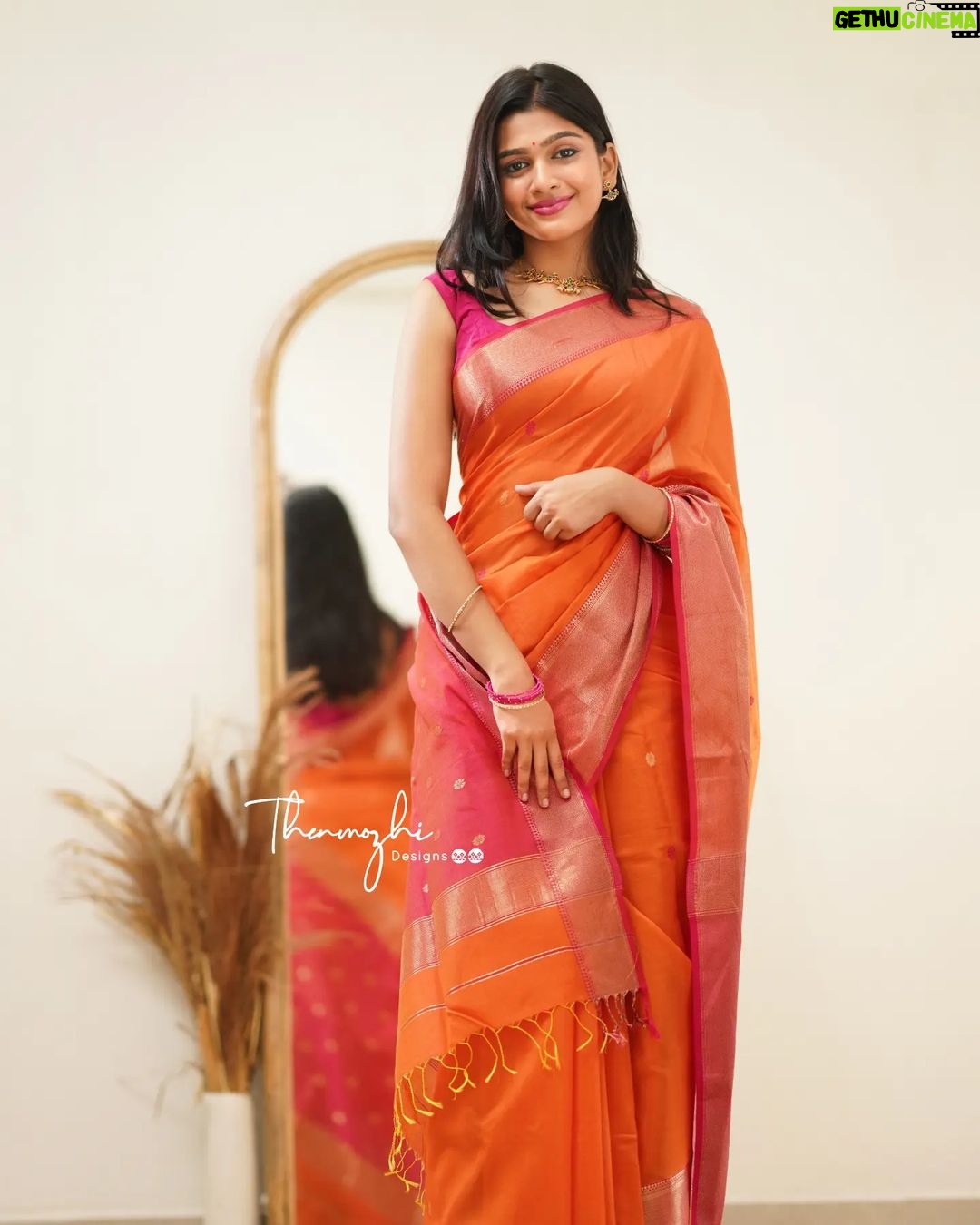 Ananthika Sanilkumar Instagram - 🧡✨ Beautiful saree from : @thenmozhidesigns Jewellery : @kanakadhara_jewellery Clutch : @bysrirang Makeup and Draping : @priyaprabu_artistry Pc : @p2click.in