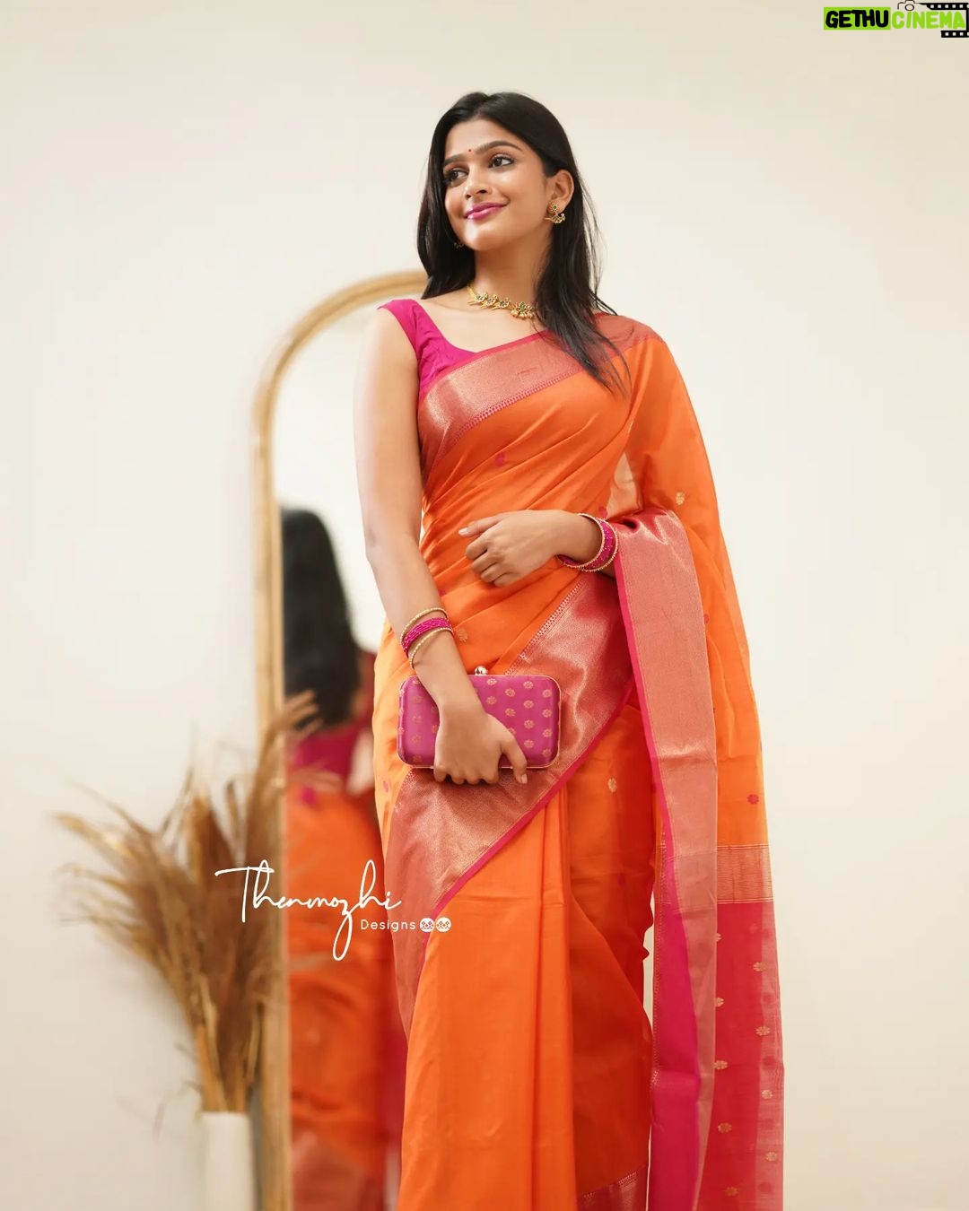 Ananthika Sanilkumar Instagram - 🧡✨ Beautiful saree from : @thenmozhidesigns Jewellery : @kanakadhara_jewellery Clutch : @bysrirang Makeup and Draping : @priyaprabu_artistry Pc : @p2click.in