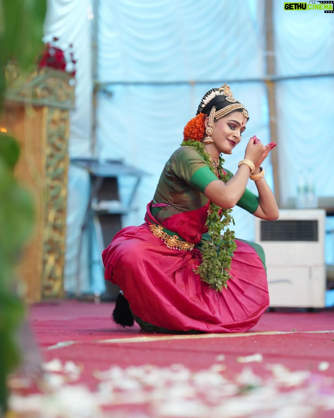 Ananthika Sanilkumar Instagram - It was a delight to perform "sreeramakadha" in front of Triprayar Thevar 🙏🏻❤️ #triprayarekadeshi #sreeramatemple @athul_whiteramp 📸 Thriprayar Sreerama Temple