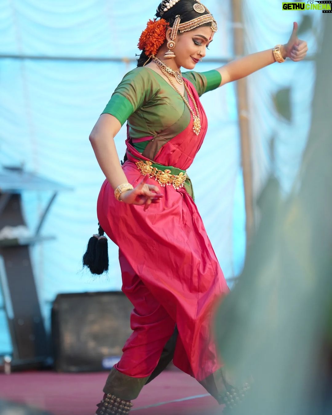 Ananthika Sanilkumar Instagram - It was a delight to perform "sreeramakadha" in front of Triprayar Thevar 🙏🏻❤️ #triprayarekadeshi #sreeramatemple @athul_whiteramp 📸 Thriprayar Sreerama Temple