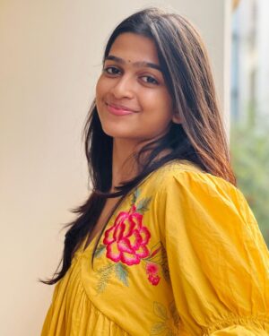Ananthika Sanilkumar Instagram - Sumaru taralanni nela rali ninnu choosi ✨💕