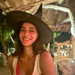 Ananya Panday Instagram - A witch on a beach 🏝️ 🧙🏻‍♀️ special special halloweeeeeeen 👻 @discoversoneva #sonevajani #discoversoneva #experiencesoneva Soneva Jani
