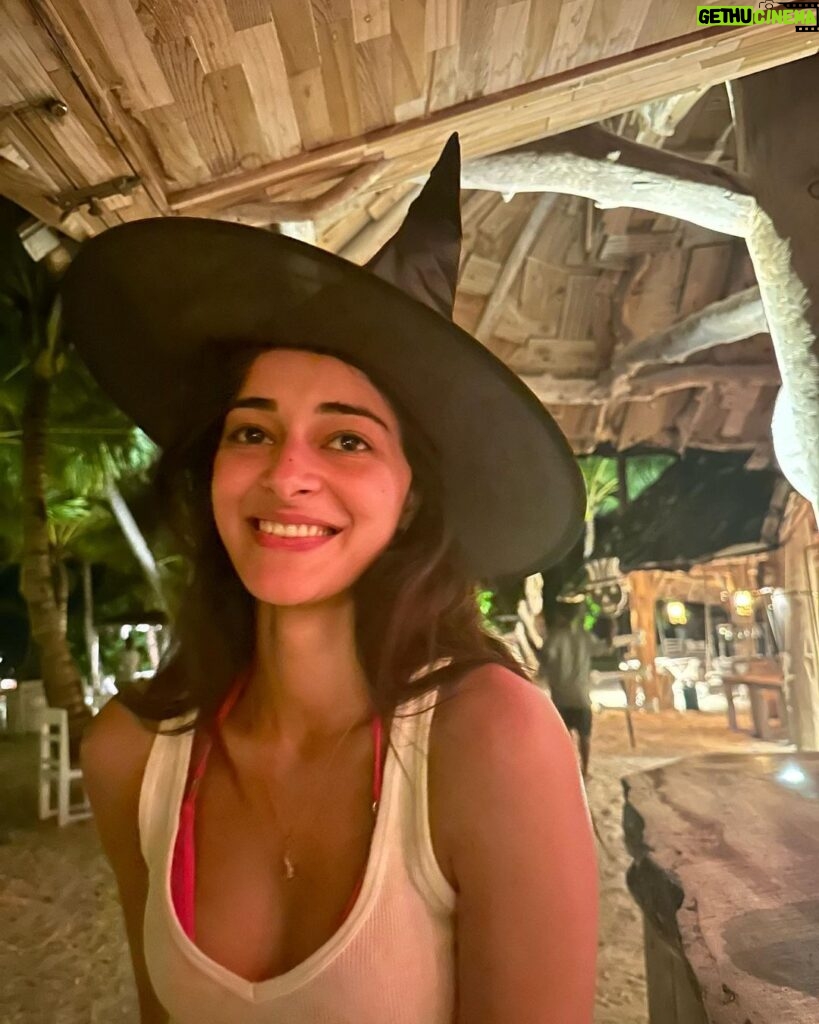 Ananya Panday Instagram - A witch on a beach 🏝️ 🧙🏻‍♀️ special special halloweeeeeeen 👻 @discoversoneva #sonevajani #discoversoneva #experiencesoneva Soneva Jani