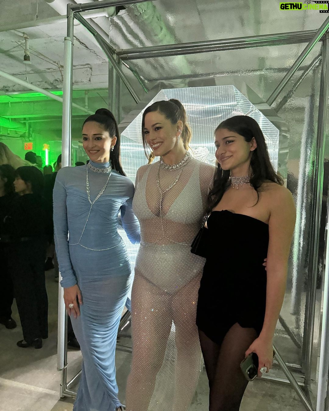 Ananya Panday Instagram - Felt like a kid in a candy store at the @swarovski flagship store opening in NYC ❤️🍭 and can’t get over how stunning the new @skims x @swarovski collection is 😍 thank you @giovannaengelbert for having me, ur the best!!!! New York, New York