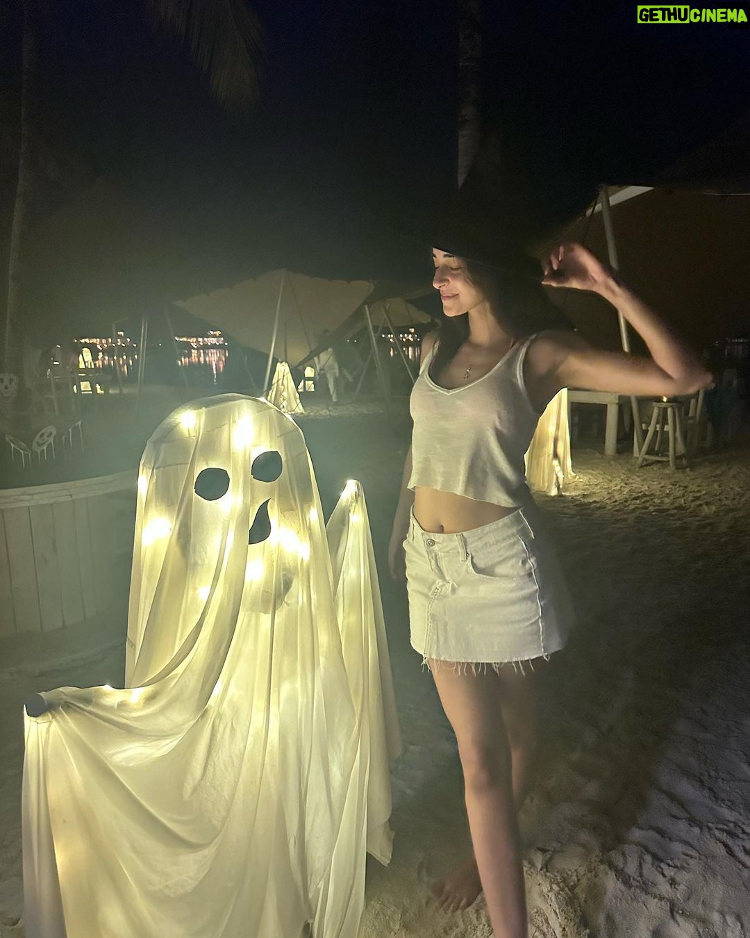 Ananya Panday Instagram - A witch on a beach 🏝️ 🧙🏻♀️ special special halloweeeeeeen 👻 @discoversoneva #sonevajani #discoversoneva #experiencesoneva Soneva Jani