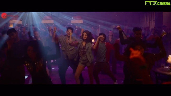 Ananya Panday Instagram - Dancing our way into the holiday season 🪩🕺❤️ @siddhantchaturvedi @gouravadarsh @kalkikanmani @anyasinghofficial @arjunvarain.singh @zoieakhtar @reemakagti1 @ritesh_sid @faroutakhtar @angaddevsingh1 @kassimjagmagia @vishalrr @kartikshah14 @pravinkhairnar @sharicsequeira @tanaysatam @imanojchouhan @ankurtewari @sabazad @sachinjigar @caesar2373 #NakulKamte @adelepereira27 @excelmovies @tigerbabyofficial @netflix_in @zeemusiccompany