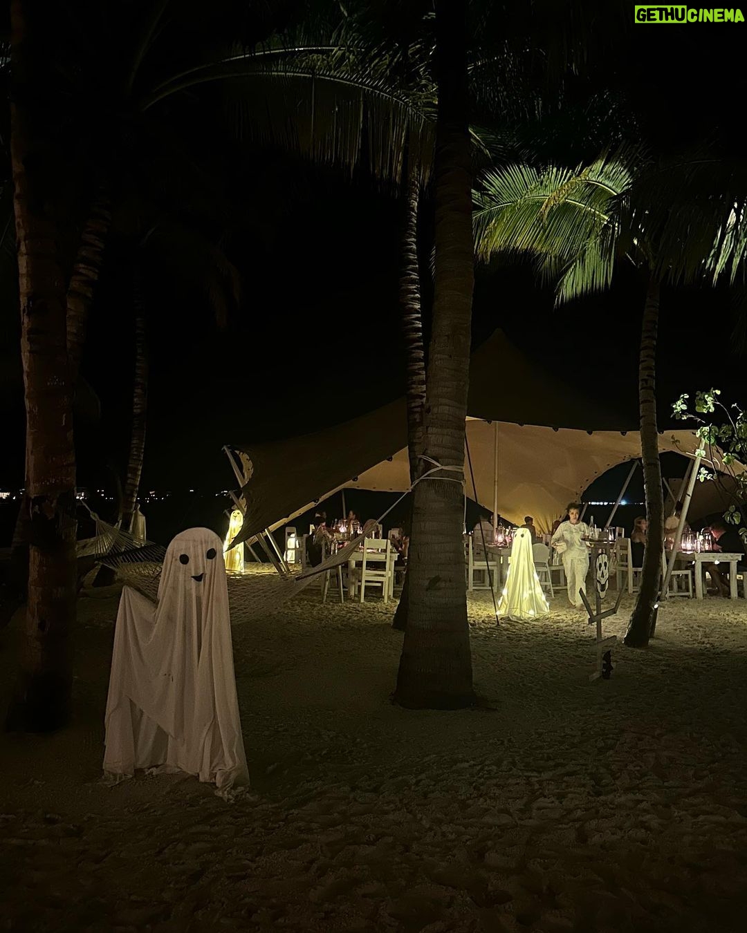 Ananya Panday Instagram - A witch on a beach 🏝️ 🧙🏻♀️ special special halloweeeeeeen 👻 @discoversoneva #sonevajani #discoversoneva #experiencesoneva Soneva Jani