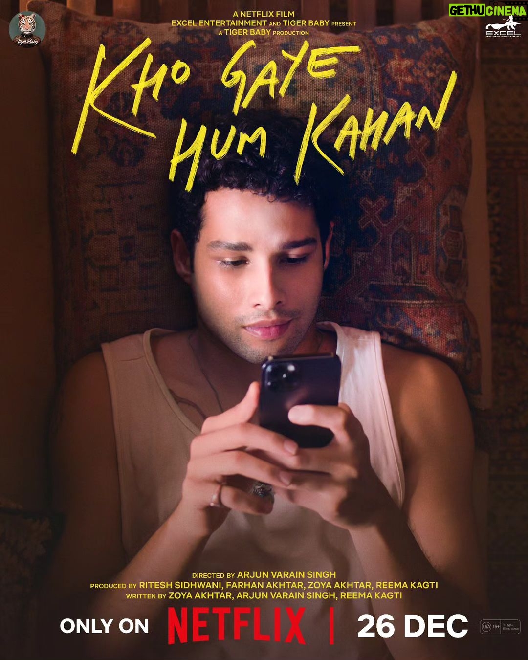 Ananya Panday Instagram - Trying to swipe right on this picture and failing. Guess we’ll just wait to meet Imaad 🤷 #KhoGayeHumKahan trailer arrives in 2 days #KhoGayeHumKahanOnNetflix @siddhantchaturvedi @ananyapanday @gouravadarsh @kalkikanmani @anyasinghofficial @arjunvarain.singh @zoieakhtar @reemakagti1 @ritesh_sid @faroutakhtar @angaddevsingh1 @kassimjagmagia @vishalrr @kartikshah14 @pravinkhairnar @sharicsequeira @tanaysatam @imanojchouhan @excelmovies @tigerbabyofficial @zeemusiccompany