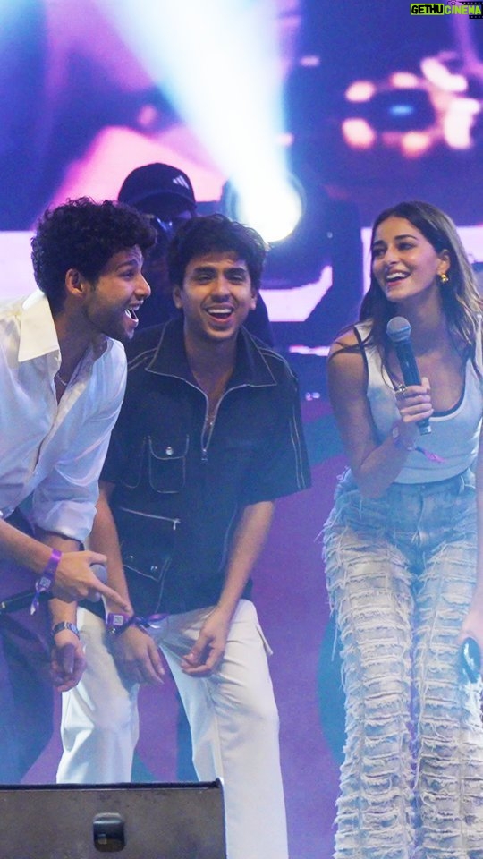 Ananya Panday Instagram - Koi jaage koi sota hai but we were partying with the besties this weekend 🕺❤️ #HoneDoJoHotaHai #KhoGayeHumKahanOnNetflix @siddhantchaturvedi @ananyapanday @gouravadarsh @kalkikanmani @anyasinghofficial @arjunvarain.singh @zoieakhtar @reemakagti1 @ritesh_sid @faroutakhtar @angaddevsingh1 @kassimjagmagia @vishalrr @kartikshah14 @pravinkhairnar @sharicsequeira @tanaysatam @imanojchouhan @ankurtewari @oaffmusic @savera.music @luceamma @jaduakhtar @prathmeshdudhane @medhasahi @shah_krina_ @excelmovies @tigerbabyofficial @zeemusiccompany @nh7dotin