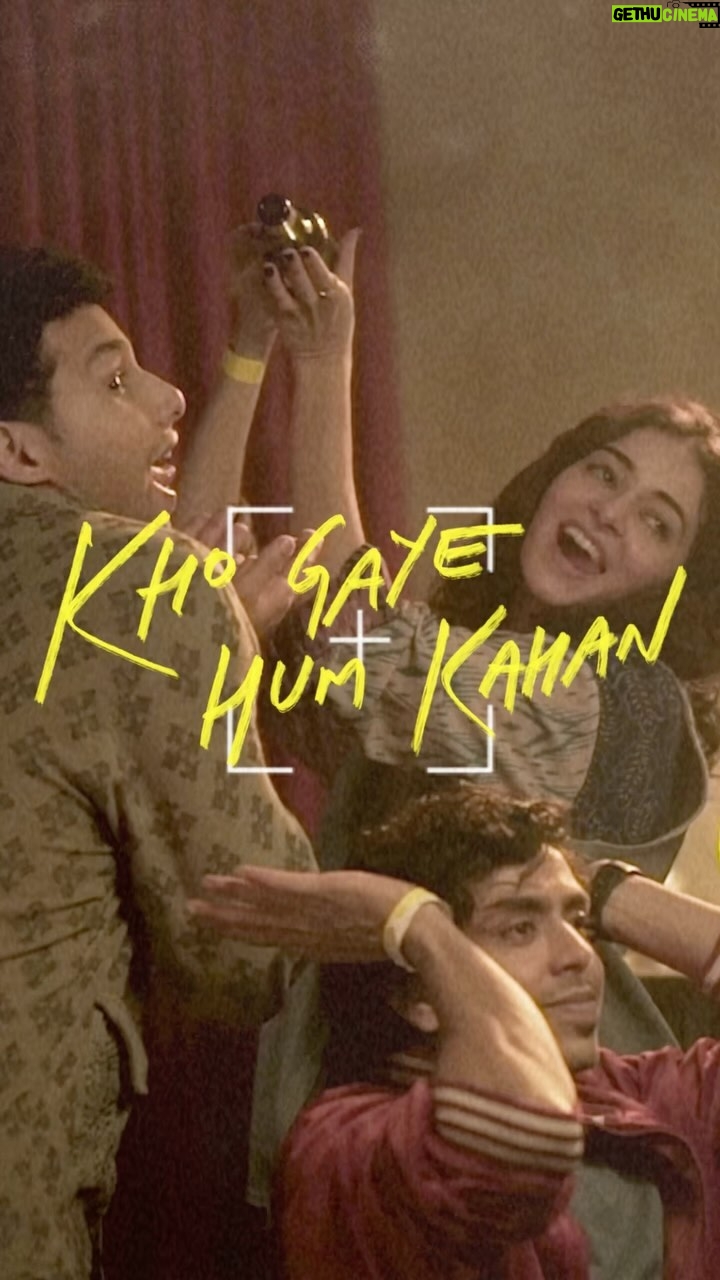 Ananya Panday Instagram - Hone Do Jo Hota Hai is exactly what our December mood is 🎶 Use this template to create your own Hone do Jo hota hai moment and share it with us using #HoneDoJoHotaHai ❤️🔥 #KhoGayeHumKahanOnNetflix @siddhantchaturvedi @ananyapanday @gouravadarsh @kalkikanmani @anyasinghofficial @arjunvarain.singh @zoieakhtar @reemakagti1 @ritesh_sid @faroutakhtar @angaddevsingh1 @kassimjagmagia @vishalrr @kartikshah14 @pravinkhairnar @sharicsequeira @tanaysatam @imanojchouhan @ankurtewari @oaffmusic @savera.music @luceamma @jaduakhtar @prathmeshdudhane @medhasahi @shah_krina_ @excelmovies @tigerbabyofficial @zeemusiccompany