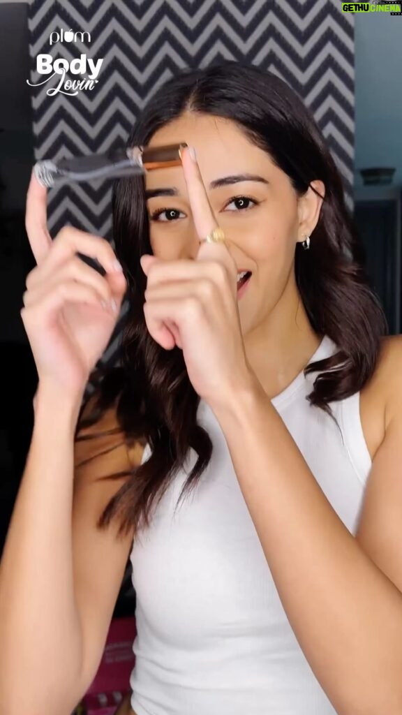 Ananya Panday Instagram - Prettiest Perfume Gift Set EVER! 😍✨ Get 4 of the most loved perfumes i.e. Vanilla Vibes, Hawaiian Rumba, Trippin’ Mimosas & Everythin’ Plum in this super luxe Magnifiscent Perfume Gift Set by @plumbodylovin ! With sleek packaging and fragrances that’ll last for 10+ hours, you don’t want to miss out on this one! 💖 Oh & you can get a flat 15% off using my exclusive code AP15 on plumgoodness.com 🤩 P.S. You can always gift yourself too! 😉 #ad