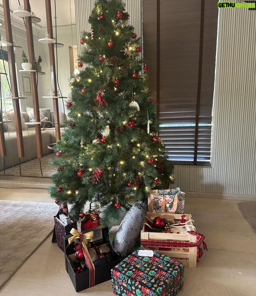 Ananya Panday Instagram - first Christmas at my home ❤🎄🎅🏼 secret Santa, loads of food and laughter with my oldest friends .. couldn’t be more grateful ✨