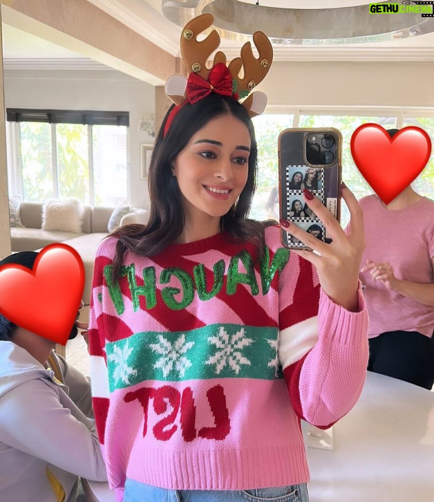 Ananya Panday Instagram - first Christmas at my home ❤🎄🎅🏼 secret Santa, loads of food and laughter with my oldest friends .. couldn’t be more grateful ✨