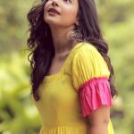 Angana Roy Instagram - धीरे धीरे बोल कोई सुन ना ले, सुन ना ले कोई सुन ना ले #dheeredheere #songoftheday #postoftheday #reelsindia #reelinstagram #reeloftheday #yellowdress #december #morning #wintermorning #sunshinedress #anganaroy #lovefromA