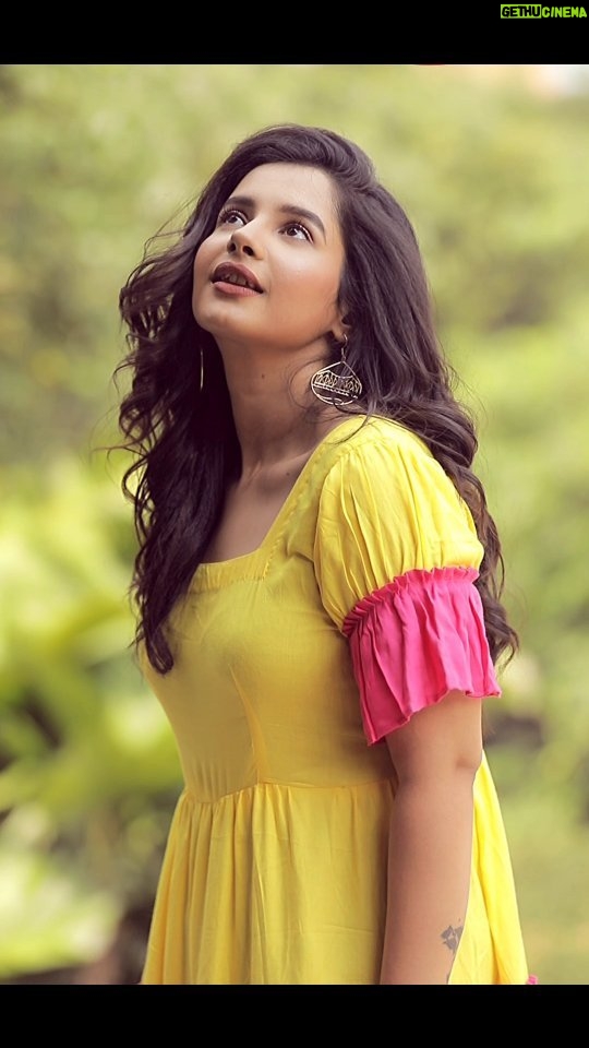Angana Roy Instagram - धीरे धीरे बोल कोई सुन ना ले, सुन ना ले कोई सुन ना ले #dheeredheere #songoftheday #postoftheday #reelsindia #reelinstagram #reeloftheday #yellowdress #december #morning #wintermorning #sunshinedress #anganaroy #lovefromA
