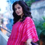 Angana Roy Instagram - And when I felt like I was an old cardigan Under someone's bed You put me on and said I was your favorite 📷 @sahidislam_official #newpost #pinkthursday #postoftheday #lookoftheday #taylorswift #cardigan #songoftheday #paro #tumiashepashethakle #anganaroy #moodgram #igdaily #lovefromA