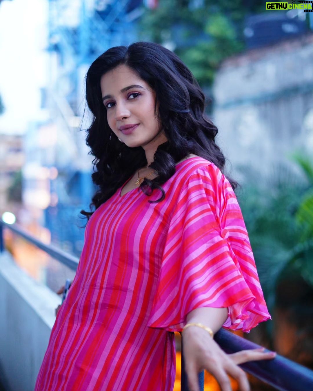 Angana Roy Instagram - And when I felt like I was an old cardigan Under someone's bed You put me on and said I was your favorite 📷 @sahidislam_official #newpost #pinkthursday #postoftheday #lookoftheday #taylorswift #cardigan #songoftheday #paro #tumiashepashethakle #anganaroy #moodgram #igdaily #lovefromA