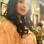 Angana Roy Instagram - Being Paro 💛 🎥 @sahidislam_official #lovefromA #fridaypost #newreel #november #novemberrain #lehengalook #pinklook #twirl #paro #tumiashepashethakle #tvshow