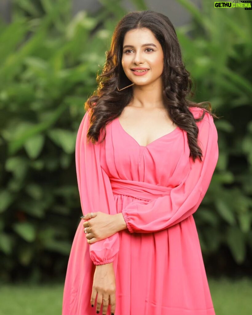 Angana Roy Instagram - Pink is complicated. As is a girl in a pink dress. 📷 @sayantan_dutta_photography @debjanighoshofficial @makeupartist_ujjwaldebnath For @aajkaal.in @sahasyamasri @ghosh.angana.ag 💛 #pinkpinkpink #lookbook #outfitoftheday #photoshoot #fridaypost #friyay #fridayvibes #wintermood #winterwear #anganaroy #lovefromA