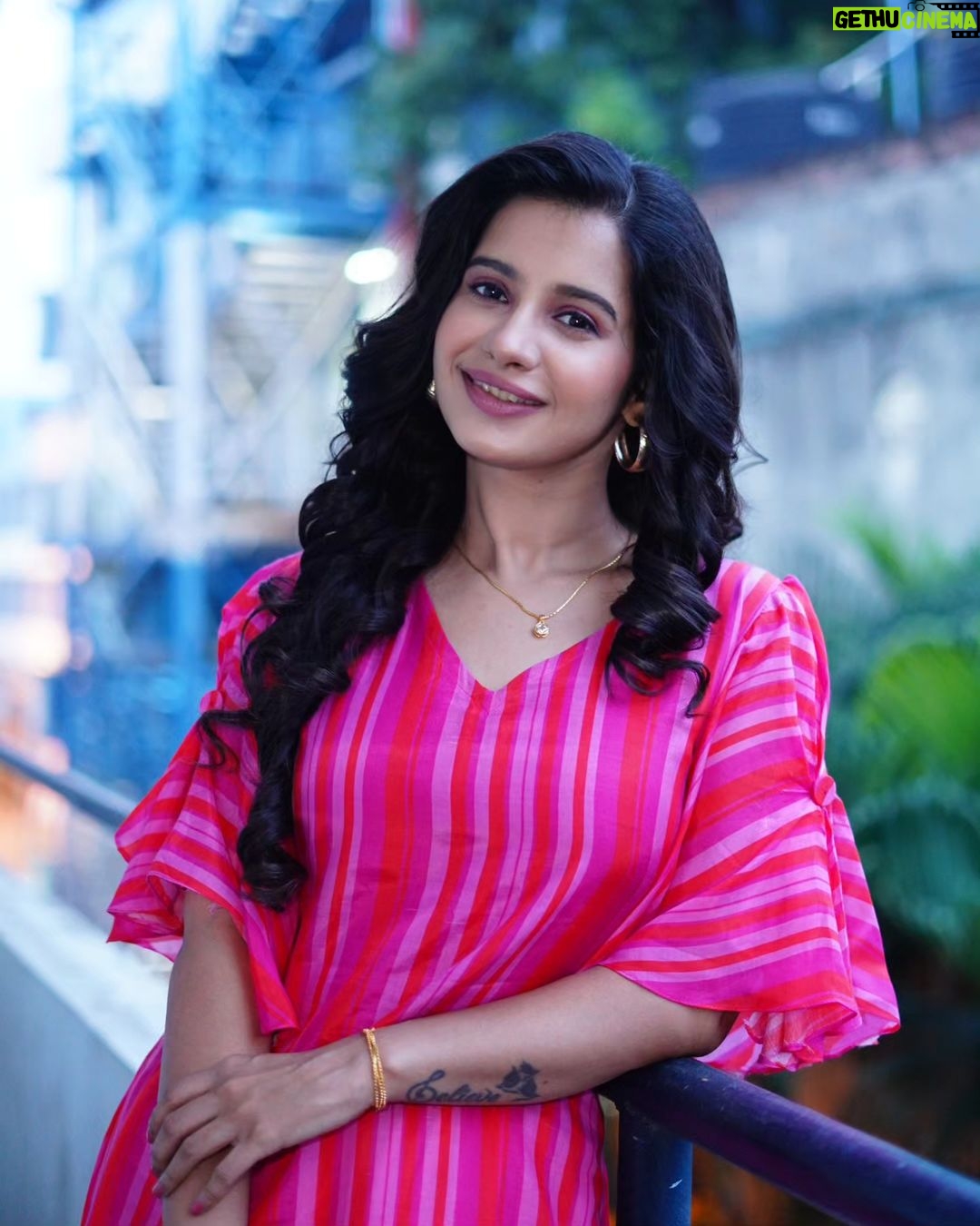 Angana Roy Instagram - And when I felt like I was an old cardigan Under someone's bed You put me on and said I was your favorite 📷 @sahidislam_official #newpost #pinkthursday #postoftheday #lookoftheday #taylorswift #cardigan #songoftheday #paro #tumiashepashethakle #anganaroy #moodgram #igdaily #lovefromA