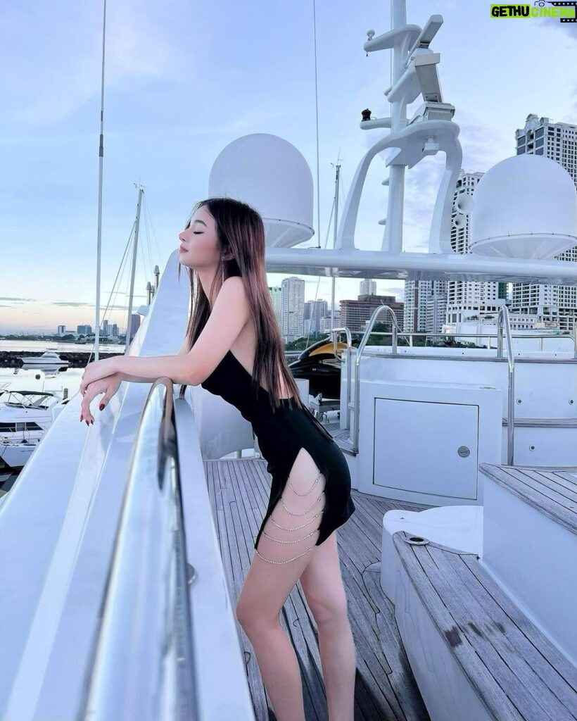 Angeli Khang Instagram - Sunrise 😌 Manila Yacht Club