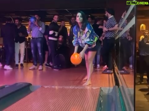 Anita Hassanandani Instagram - Have always loved bowling! Went to this super vibrant spot in Calcutta called @thatplacekolkata ThatPlace is a vibe to chill with your friends and family! It’s massive! Great food! And mind you this is NOT A PAID PROMOTION So next time you in Kolkata do check it ✨ Thank you @rahulkhanna1611 for extending the invite. Swipe ➡️ to check my perfect shot 😍 Styled by @natashaabothra Jacket by @mashbymalvikashroff